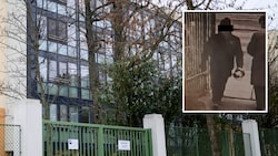 Gesichtet: Mit einem Plastik-Blumenstrauß betrat der 61-Jährige die Seniorenresidenz.