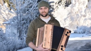 Es gibt nur noch eine Handvoll Harmonika-Macher in ganz Salzburg: Ulrich Stiegler mit seinem ...