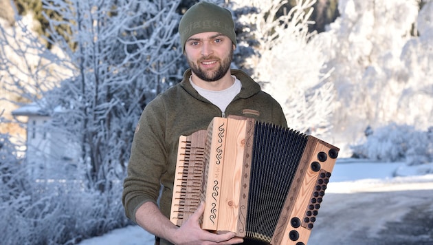 Es gibt nur noch eine Handvoll Harmonika-Macher in ganz Salzburg: Ulrich Stiegler mit seinem ...