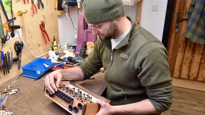 Der Lungauer Instrumentenbauer konzentriert bei der Arbeit: In seiner Werkstatt ist viel ...