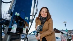 Dank einer großen PV-Anlage gibt es jetzt am Parkplatz im Zentrum eine Ladestation für E-Autos. ...