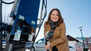 Dank einer großen PV-Anlage gibt es jetzt am Parkplatz im Zentrum eine Ladestation für E-Autos. ...