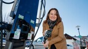 Dank einer großen PV-Anlage gibt es jetzt am Parkplatz im Zentrum eine Ladestation für E-Autos. ...