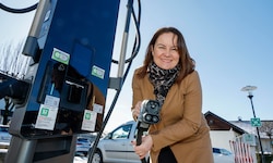 Dank einer großen PV-Anlage gibt es jetzt am Parkplatz im Zentrum eine Ladestation für E-Autos. ...