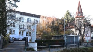 Von 1921 bis 1925 diente das altehrwürdige Gebäude im Zentrum von Bad Sauerbrunn als ...