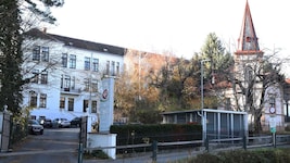 Von 1921 bis 1925 diente das altehrwürdige Gebäude im Zentrum von Bad Sauerbrunn als ...