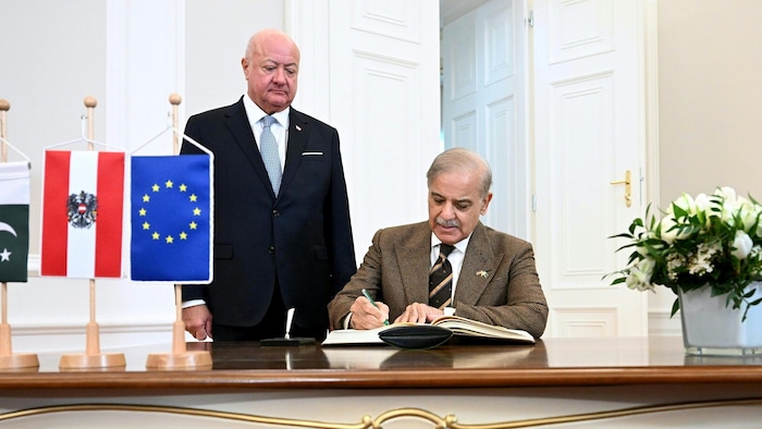 Von links: Bundeskanzler Christian Stocker (ÖVP) und Pakistans Premierminister Shehbaz Sharif