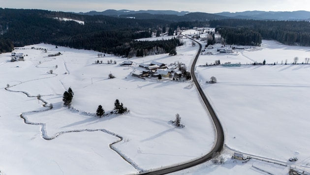 Links im Bild die Schwarze Aist, rechts davon liegt die Gemeinde Liebenau, links davon Sandl. ...