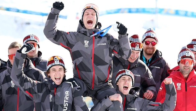So jubelte Johannes Lamparter mit dem Team nach Silber in der Nordischen Kombination von der ...