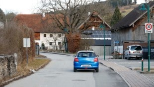 Eng und übersichtlich: Doch fast kein Lenker haltet sich in Anthering an den 30er.
