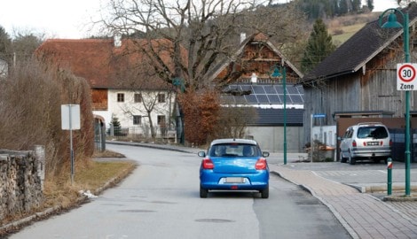 Eng und übersichtlich: Doch fast kein Lenker hält sich in Anthering an den 30er.