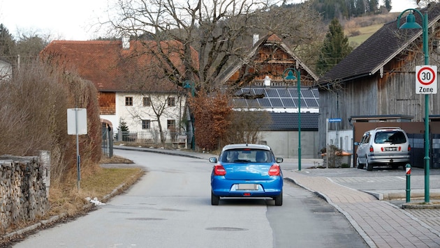 Eng und übersichtlich: Doch fast kein Lenker hält sich in Anthering an den 30er.