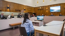 Die 27-Jährige bestritt den Mordversuch, machte vor Gericht aber wirre Angaben. Laut ihrer ...