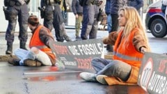 Die Bewegung Letzte Generation – am Bild ist Anja Windl bei einer Aktion in Graz – wird ...