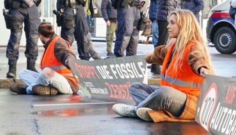 Die Bewegung Letzte Generation – am Bild ist Anja Windl bei einer Aktion in Graz – wird ...