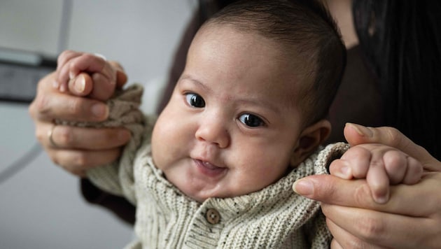 Der kleine Issa, der eine seltene Tumorerkrankung hat, ist vor ein paar Monaten im Mutterleib ...