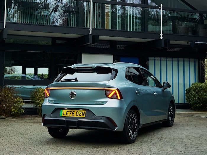 Der MG4 Urban zitiert auch am Heck ein wenig den Roadster Cyberster.