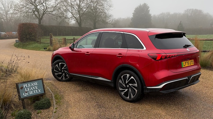 In England werden auch E-Autos zur Stille ermahnt.