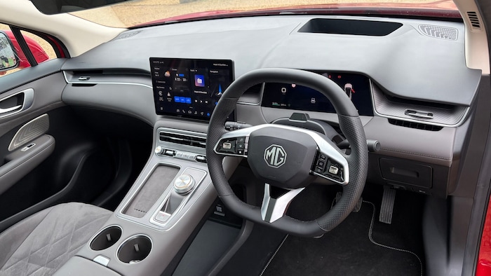 Feines Cockpit, viel Platz, nur am Schnelllade-Stecker hängt der MGS6 etwas länger.