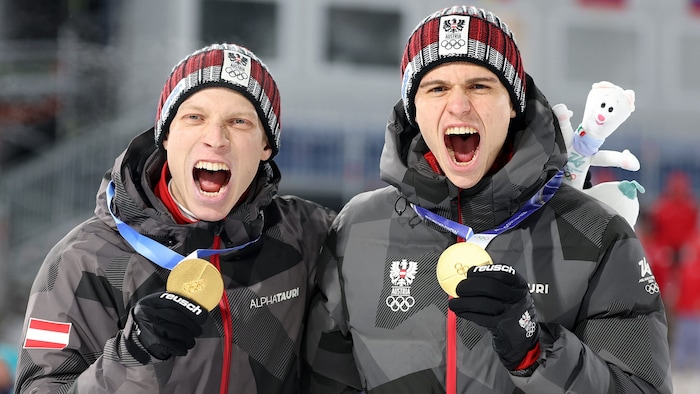 Jan Hörl and Stephan Embacher (right) with their Olympic gold medal.