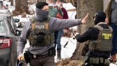 Die meisten Polizisten der Einwanderungsbehörde ICE treten vermummt auf.