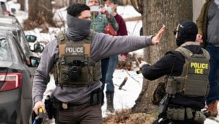 Die meisten Polizisten der Einwanderungsbehörde ICE treten vermummt auf.