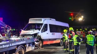 Bei der Kollision wurden zwei Personen verletzt.