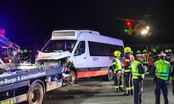 Bei der Kollision wurden zwei Personen verletzt.