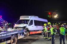 Bei der Kollision wurden zwei Personen verletzt.