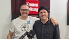 Roland Schurian (li.) und Manuel Geier analysieren im „Krone“-Studio die Endphase im Eishockey ...