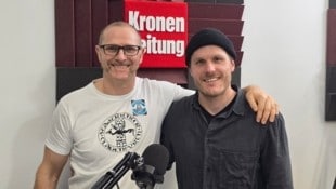 Roland Schurian (li.) und Manuel Geier analysieren im „Krone“-Studio die Endphase im Eishockey ...