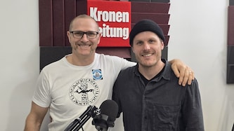 Roland Schurian (li.) und Manuel Geier analysieren im „Krone“-Studio die Endphase im Eishockey ...