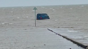 Als die Flut einsetzte, hatte der Fahrer den Wagen bereits verlassen.