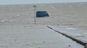 Als die Flut einsetzte, hatte der Fahrer den Wagen bereits verlassen.