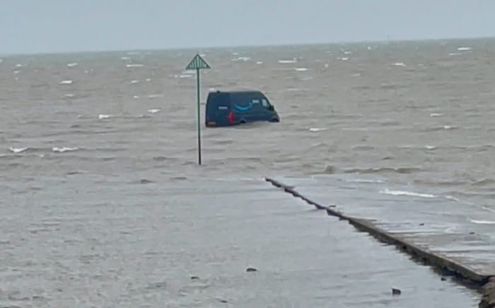 Als die Flut einsetzte, hatte der Fahrer den Wagen bereits verlassen.