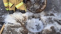 Die Feuerwehr in Ramingstein kämpfte gegen den vereisten Schacht.