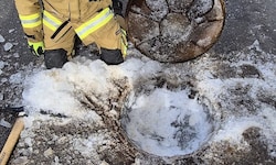 Die Feuerwehr in Ramingstein kämpfte gegen den vereisten Schacht.