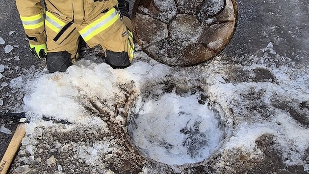 Die Feuerwehr in Ramingstein kämpfte gegen den vereisten Schacht.