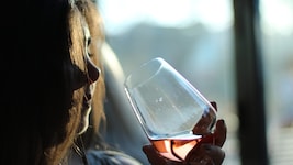 Die meisten Menschen trinken nicht, weil es so gut schmeckt, sondern weil sie die Wirkung der ...