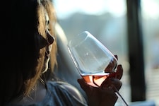 Die meisten Menschen trinken nicht, weil es so gut schmeckt, sondern weil sie die Wirkung der ...