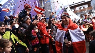 Fabio Gstrein (re.) beim Empfang – da jubelte auch Edel-Fan Manuel Feller (li.) mit.