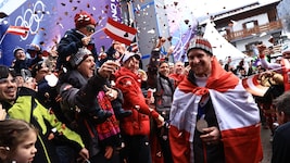 Fabio Gstrein (re.) beim Empfang – da jubelte auch Edel-Fan Manuel Feller (li.) mit.