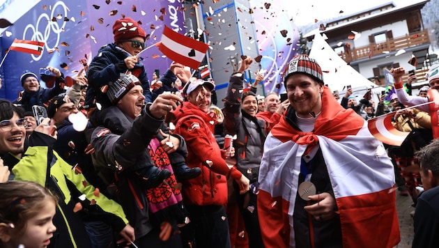 Fabio Gstrein (re.) beim Empfang – da jubelte auch Edel-Fan Manuel Feller (li.) mit.