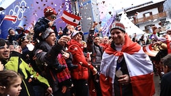 Fabio Gstrein (re.) beim Empfang – da jubelte auch Edel-Fan Manuel Feller (li.) mit.