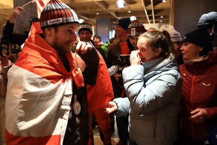 Emotionale Szene: Beim Empfang im Hotel weinten Silber-Held Fabio, der in Lauf zwei Bestzeit ...