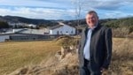 Rapottensteins Bürgermeister Josef Wagner zeigt stolz die Baugründe seiner Gemeinde her.