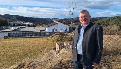 Rapottensteins Bürgermeister Josef Wagner zeigt stolz die Baugründe seiner Gemeinde her.