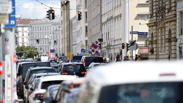 Schon jeder Dritte in Österreich lässt das Auto laut einer VCÖ-Analyse regelmäßig stehen.