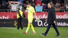 Hansi Flick (re.) war nach der Niederlage in Girona richtig sauer. 