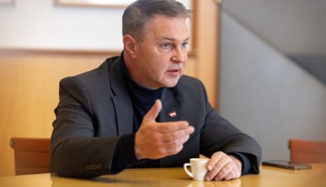 Medienminister Andreas Babler (SPÖ) findet, dass es bereits gute Grundlagen gibt, um gegen ...